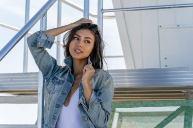 Güzel bir melez bikini modeli sahilde açık havanın tadını çıkarıyor.