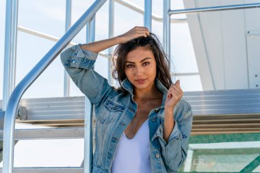 Güzel bir melez bikini modeli sahilde açık havanın tadını çıkarıyor.