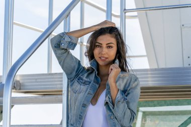 Güzel bir melez bikini modeli sahilde açık havanın tadını çıkarıyor.