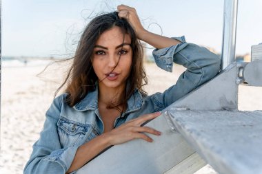 Güzel bir melez bikini modeli sahilde açık havanın tadını çıkarıyor.