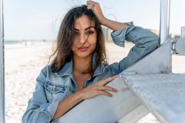 Güzel bir melez bikini modeli sahilde açık havanın tadını çıkarıyor.