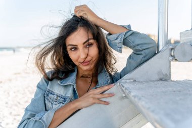 Güzel bir melez bikini modeli sahilde açık havanın tadını çıkarıyor.