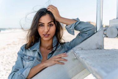 Güzel bir melez bikini modeli sahilde açık havanın tadını çıkarıyor.