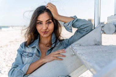 Güzel bir melez bikini modeli sahilde açık havanın tadını çıkarıyor.