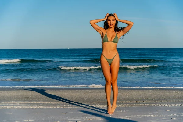 Gyönyörű Vegyes Verseny Bikini Modell Élvezi Időjárás Szabadban Strandon — Stock Fotó