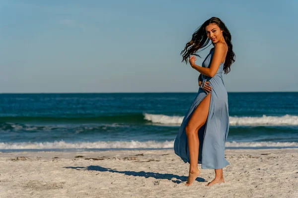 Ein Schönes Mixed Race Bikini Model Genießt Das Wetter Draußen — Stockfoto