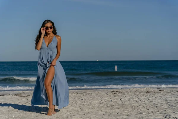 Beau Modèle Bikini Mixte Profite Temps Plein Air Sur Plage — Photo