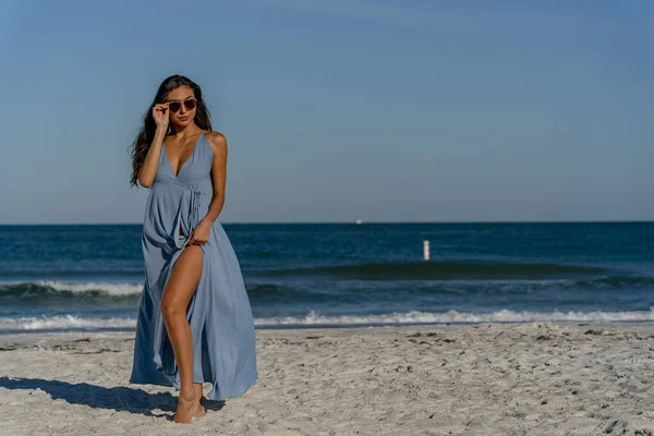 Beau Modèle Bikini Mixte Profite Temps Plein Air Sur Plage — Photo