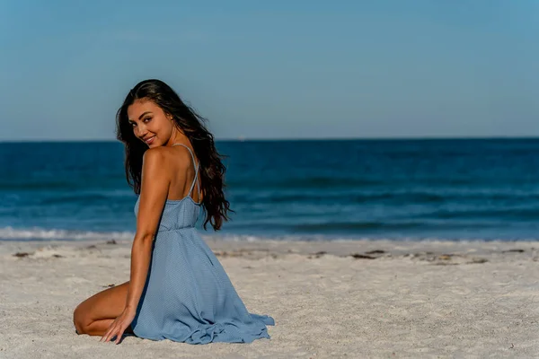 Ein Schönes Mixed Race Bikini Model Genießt Das Wetter Draußen — Stockfoto