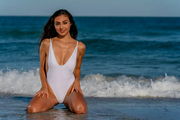 Ein Schönes Mixed Race Bikini Model Genießt Das Wetter Draußen — Stockfoto