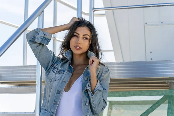 Güzel bir melez bikini modeli sahilde açık havanın tadını çıkarıyor.