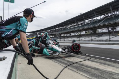 Kanada, Stouffville 'den DALTON KELLETT (4), Indianapolis Indiana' daki Indianapolis Motor Yarış Pisti 'nde GMR Grand Prix sırasında arabasını servise getiriyor..