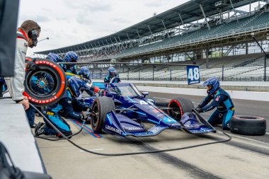 ABD 'li JIMMIE JOHNSON (R) (48), Indianapolis Indiana' daki Indianapolis Motor Yarış Pisti 'nde GMR Grand Prix sırasında arabasını servise getiriyor..