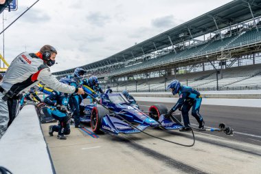 ABD 'li JIMMIE JOHNSON (R) (48), Indianapolis Indiana' daki Indianapolis Motor Yarış Pisti 'nde GMR Grand Prix sırasında arabasını servise getiriyor..