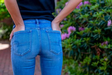 Sarışın bir model şehir ortamında poz veriyor.