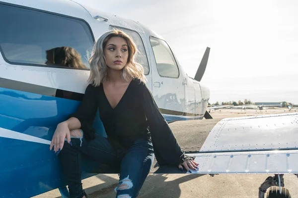 Uma Linda Jovem Modelo Loira Posa Livre Com Único Avião — Fotografia de Stock