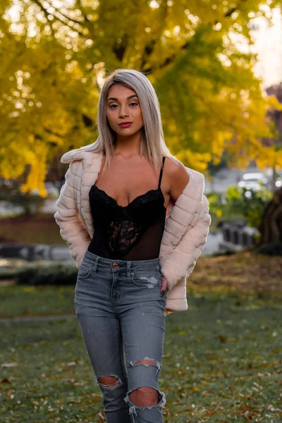 Gorgeous Young Blonde Model Poses Outdoors While Enjoying Autumn Day — Stock Photo, Image