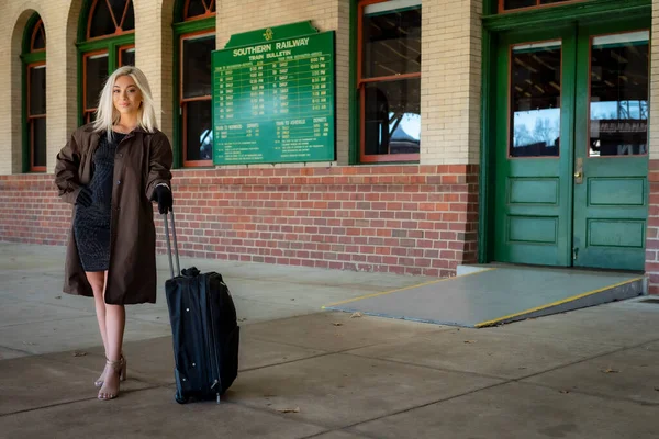 Wspaniała Młoda Blondynka Modelka Pozuje Zewnątrz Czekając Pociąg Dworcu Kolejowym — Zdjęcie stockowe