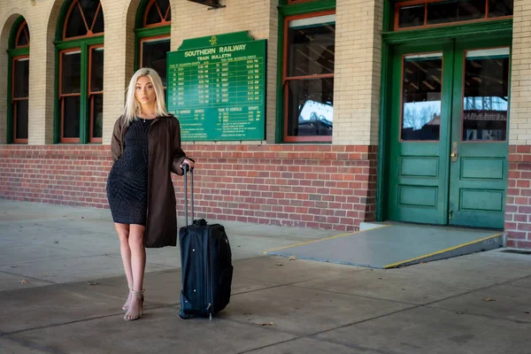 Een Prachtig Jong Blond Model Poseert Buiten Terwijl Het Wachten — Stockfoto