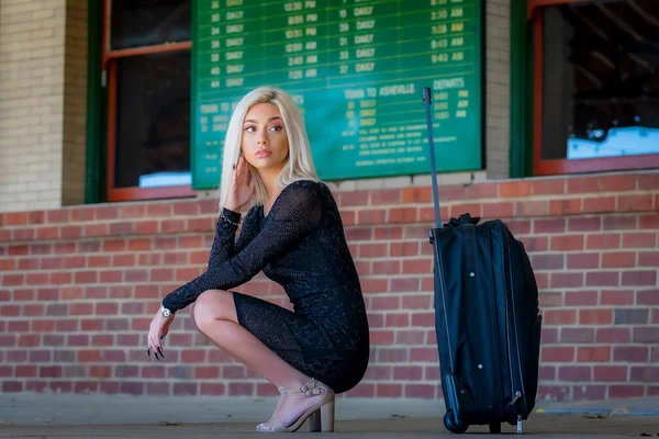 Egy Gyönyörű Fiatal Szőke Modell Pózol Szabadban Miközben Egy Vonatra — Stock Fotó