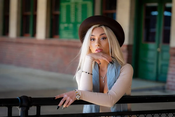 Gorgeous Young Blonde Model Poses Outdoors While Waiting Train Train — Stock Photo, Image