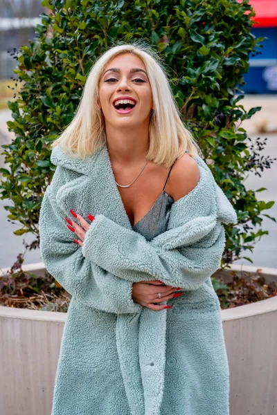 Een Prachtig Jong Blond Model Poseert Buiten Terwijl Geniet Van — Stockfoto