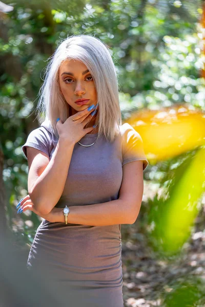 Ein Hinreißendes Blondes Model Posiert Freien Ihren Frühlingsklamotten — Stockfoto