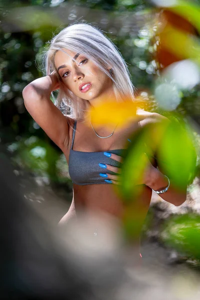 Lindo Modelo Biquíni Loiro Posa Livre Enquanto Desfruta Dia Verão — Fotografia de Stock