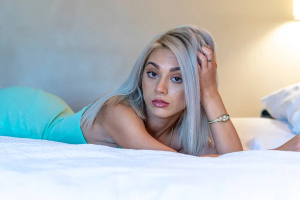 Uma Linda Modelo Loira Posa Lingerie Ambiente Doméstico — Fotografia de Stock