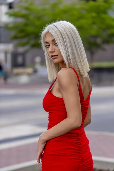 Wspaniała Blondynka Modelka Pozuje Zewnątrz Miejskim Środowisku — Zdjęcie stockowe