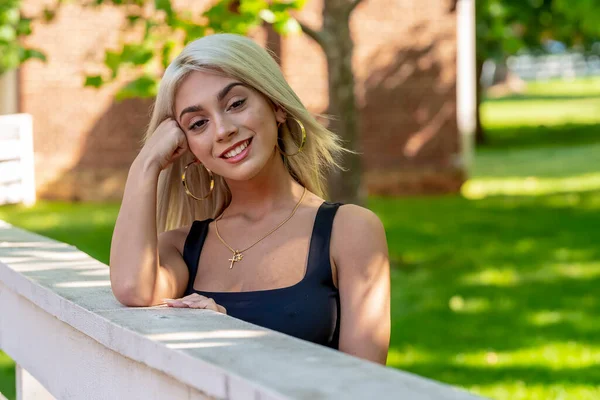 Una Hermosa Modelo Rubia Posa Aire Libre Entorno Urbano — Foto de Stock