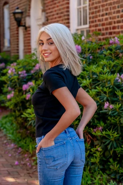 Ein Hinreißendes Blondes Model Posiert Freien Einer Städtischen Umgebung — Stockfoto