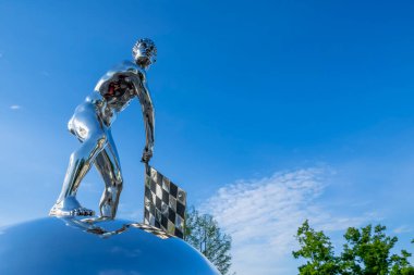 Indianapolis Motor Yarış Pisti Indianapolis, Indiana 'da 105. Run Of The Indianapolis 500' e ev sahipliği yaparken Borg Warner Kupası Pagoda 'nın önünde duruyor..