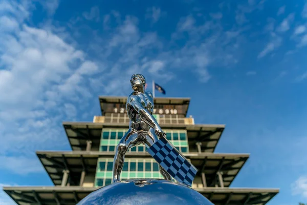 Borg Warner Trophy Sedí Před Pagoda Jako Indianapolis Motor Speedway — Stock fotografie