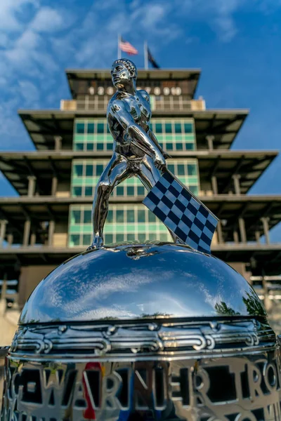 ボルグ ワーナー トロフィーは インディアナポリス モーター スピードウェイがインディアナ州インディアナポリスで開催される第105回インディ500の開催地としてパゴダの前に位置する — ストック写真