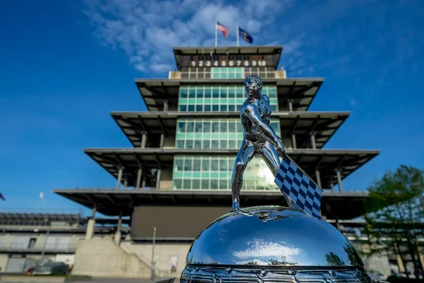 Borg Warner Trophy Ligt Voor Pagoda Terwijl Indianapolis Motor Speedway — Stockfoto