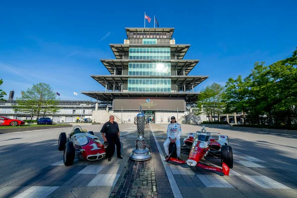 Победитель Time Indy500 Джей Фойт Младший Позирует Своей Победившей Машиной — стоковое фото