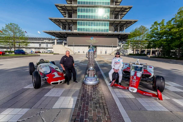 Der Fache Indy500 Sieger Foyt Posiert Mit Seinem Siegerauto Von — Stockfoto