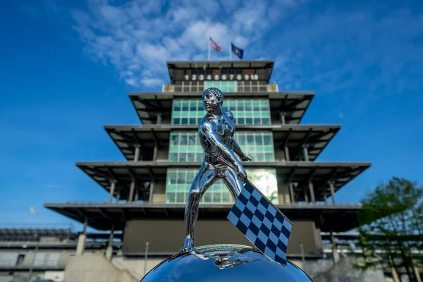 Borg Warner Trophy Ligt Voor Pagoda Terwijl Indianapolis Motor Speedway — Stockfoto