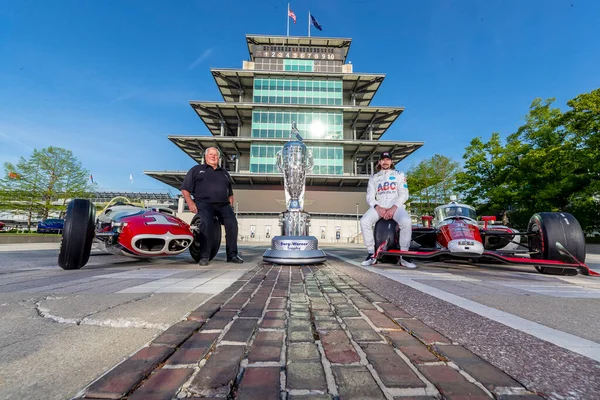 Der Fache Indy500 Sieger Foyt Posiert Mit Seinem Siegerauto Von — Stockfoto