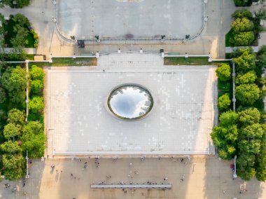 Chicago Illinois 'deki Millennium Park' taki The Bean 'de bilinen modern heykelin havadan görünüşü