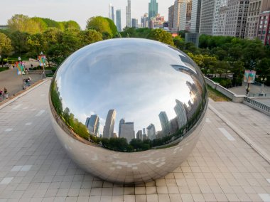 Chicago Illinois 'deki Millennium Park' taki The Bean 'de bilinen modern heykelin havadan görünüşü
