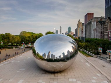 Chicago Illinois 'deki Millennium Park' taki The Bean 'de bilinen modern heykelin havadan görünüşü