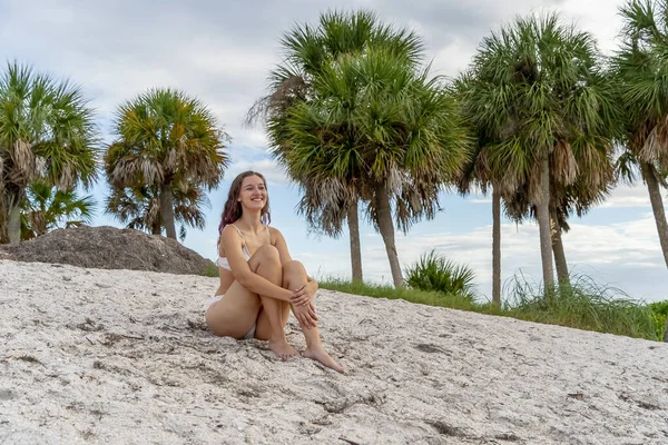 Vacker Brunett Bikini Modell Njuter Vädret Utomhus Stranden — Stockfoto