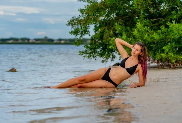Una Hermosa Modelo Bikini Morena Disfruta Del Clima Aire Libre — Foto de Stock