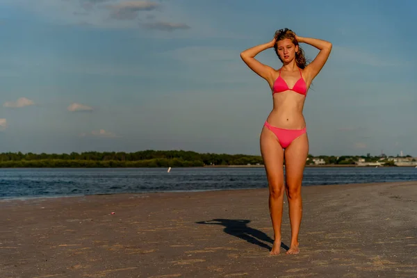 Ein Schönes Blondes Bikini Model Genießt Das Wetter Draußen Strand — Stockfoto