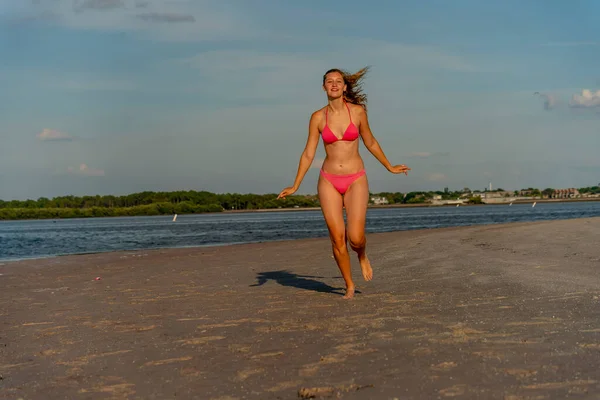 Una Bella Modella Bionda Gode Tempo All Aperto Sulla Spiaggia — Foto Stock