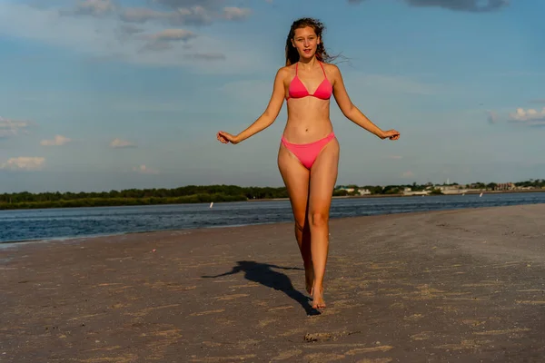 Beau Modèle Bikini Blond Profite Temps Plein Air Sur Plage — Photo