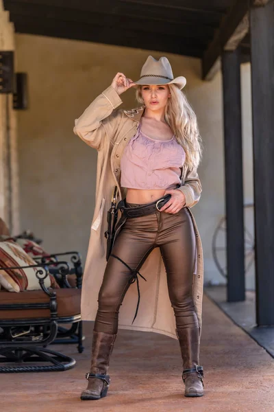 Een Prachtig Blond Model Verkleed Als Een Cowgirl Genieten Van — Stockfoto