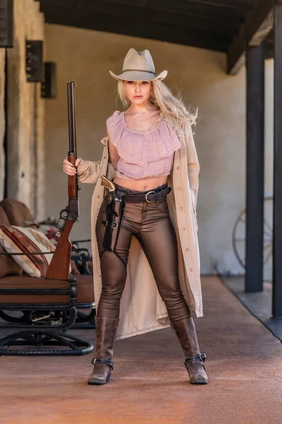 Une Magnifique Mannequin Blonde Habillée Cow Girl Profitant Temps Plein — Photo